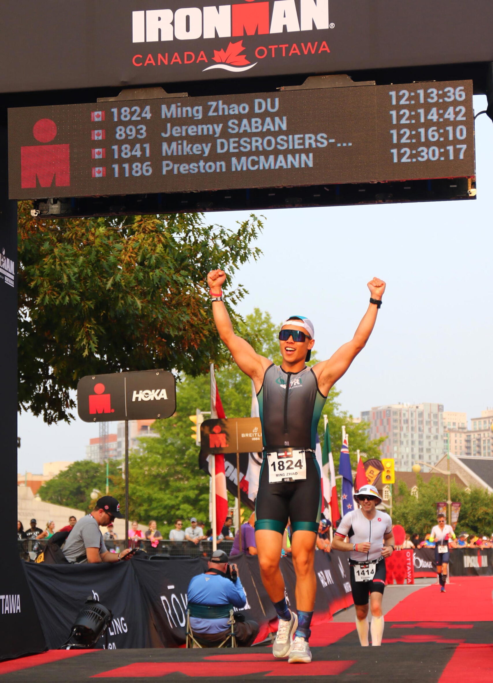 Ming qui passe la ligne d'arriver Inronman ottawa