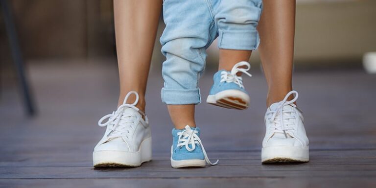 La position debout chez le bébé? Oui, non, quand?
