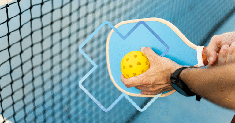 Main tenant une pagaie de pickleball frappant une balle jaune près du filet, avec poignet bandé et icône de croix médicale illustrant la prévention ou le traitement des blessures liées au pickleball.