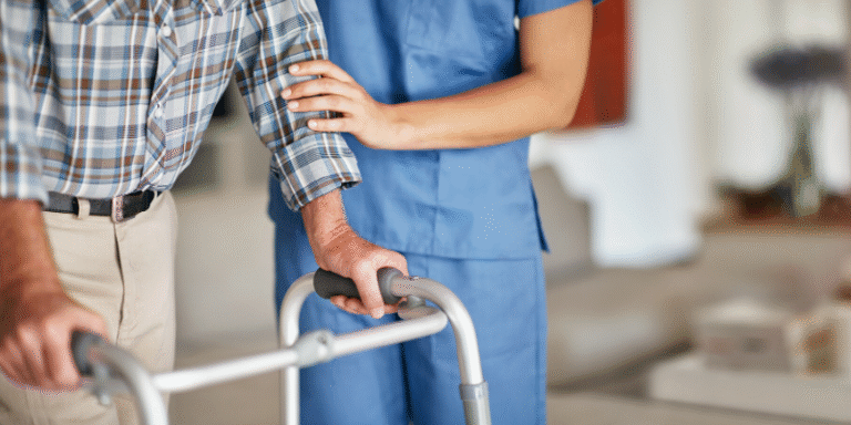 Canne, marchette et béquilles: comment bien s’en servir?
