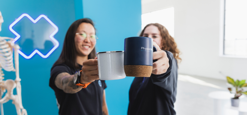 2 physios qui tiennent une tasse de café avec le sourire