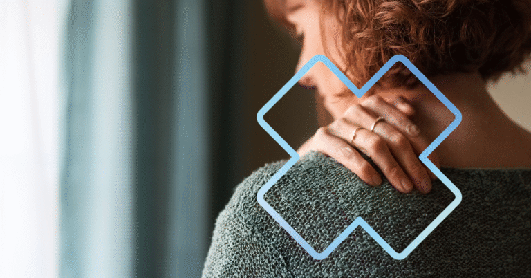Personne se tenant l’épaule, illustrant une douleur chronique au cou ou à l’épaule.