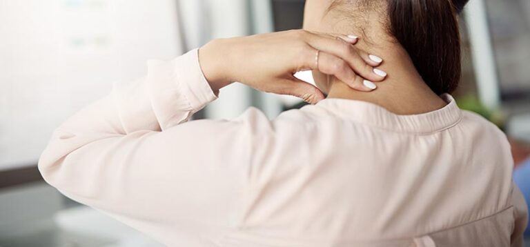 Douleur au cou: causes, symptômes & traitements | PhysioExtra
