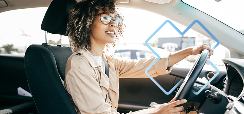 Personne conduisant une voiture, représentant une évaluation des capacités fonctionnelles liées à la conduite automobile.