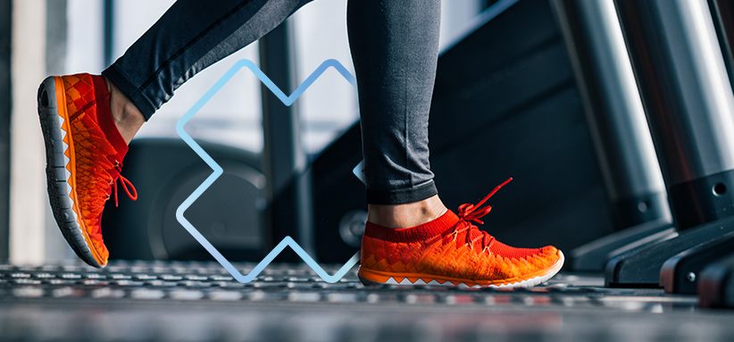 Personne courant sur un tapis roulant lors d’une évaluation biomécanique de la course en physiothérapie.