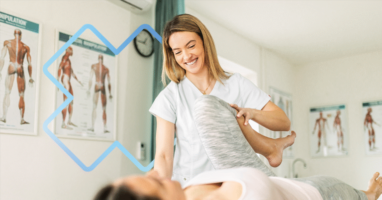 Physiothérapeute souriante aidant une patiente à effectuer un étirement de la jambe sur une table de traitement, dans une clinique lumineuse avec des affiches anatomiques des muscles au mur en arrière-plan.