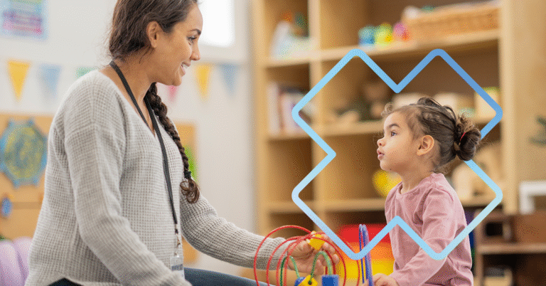 Intervenante jouant avec une jeune enfant en service de garde, illustrant l’accompagnement d’un enfant avec hypersensibilité ou défis sensoriels.