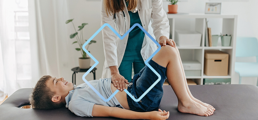 Séance de rééducation périnéale pédiatrique réalisée par un professionnel en physiothérapie avec un enfant.