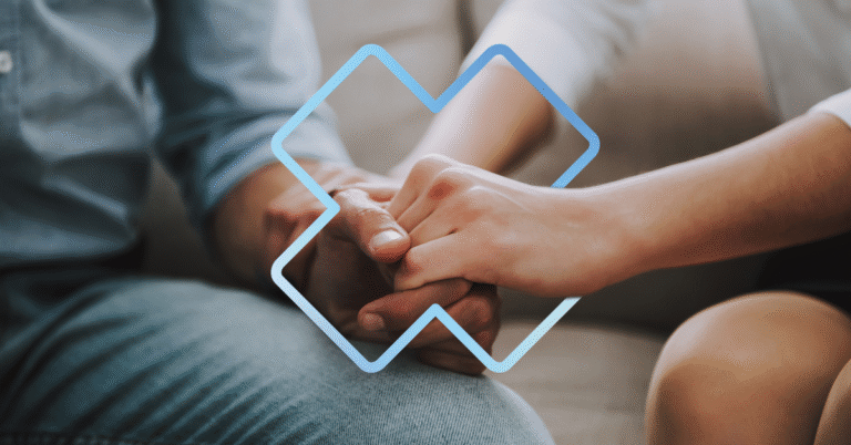 Deux personnes se tenant la main, symbole d'amour.