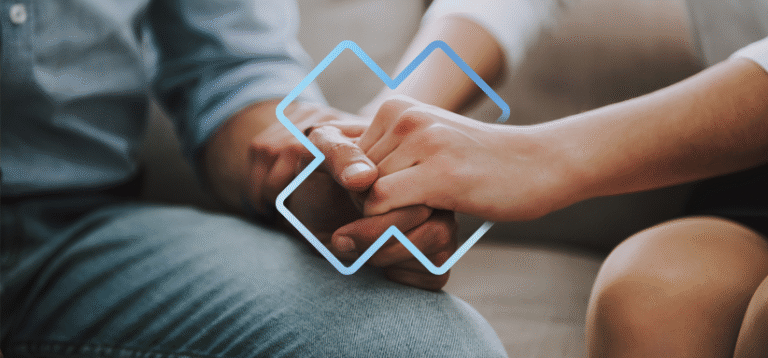 Deux personnes se tenant la main, symbole d'amour.