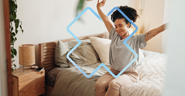 Personne assise sur un lit qui s’étire les bras au réveil dans une chambre lumineuse, avec un contour graphique bleu en forme de croix médicale superposé.